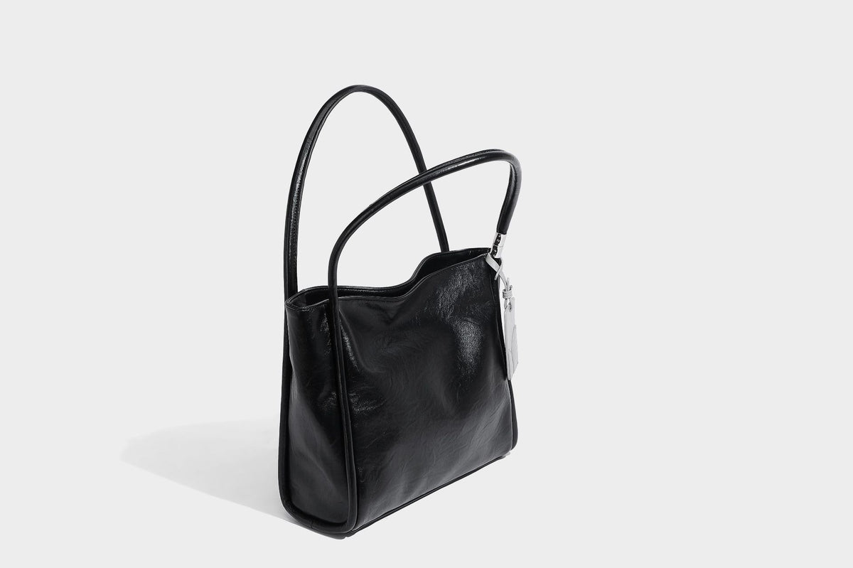 Glänzende Tote-Bag in schwarzer Lederoptik mit zwei runden Tragegriffen und silberfarbenen Beschlägen, Detailansicht 23