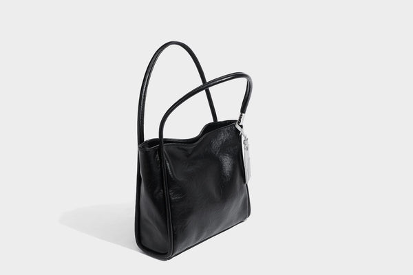 Glänzende Tote-Bag in schwarzer Lederoptik mit zwei runden Tragegriffen und silberfarbenen Beschlägen, Detailansicht 23