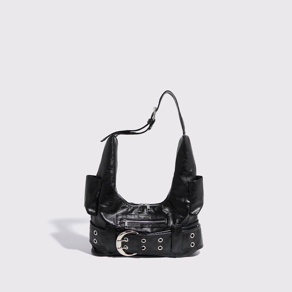 Große schwarze Hobo-Schultertasche in glänzender Lederoptik mit silberfarbener Gürtelschnalle, Ösenbesatz und vorderer Reißverschlusstasche, Detailansicht