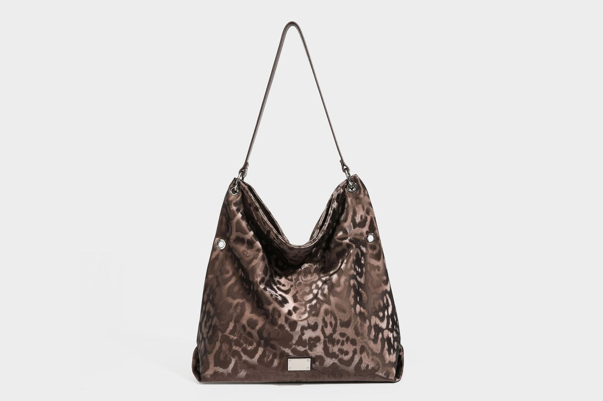 Locker fallende Hobo-Schultertasche mit Leopardenprint, glänzender Satinoptik, silberfarbenen Ringdetails und schmalem Schulterriemen