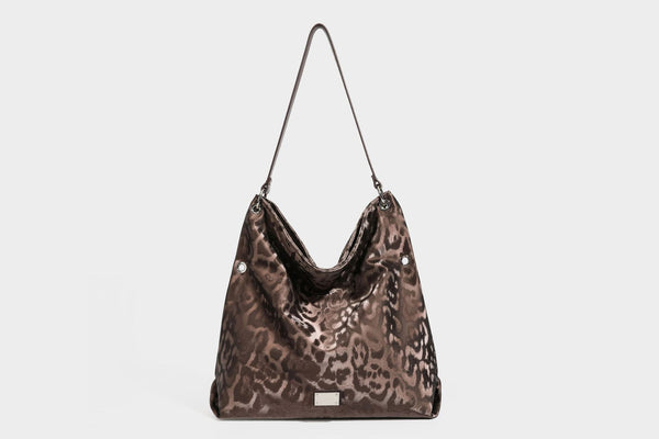 Locker fallende Hobo-Schultertasche mit Leopardenprint, glänzender Satinoptik, silberfarbenen Ringdetails und schmalem Schulterriemen