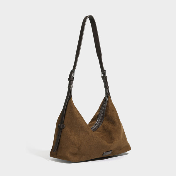 Weiche Hobo-Schultertasche in matter brauner Velourslederoptik mit dunklen glatten Besätzen, Reißverschluss oben und langem verstellbarem
