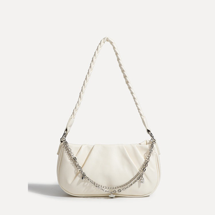 Lässig fallende Hobo-Schultertasche mit gerafften Panels in Lederoptik, silberfarbener Kette mit Anhänger-Details und geflochtenem Riemen, Vorderansicht