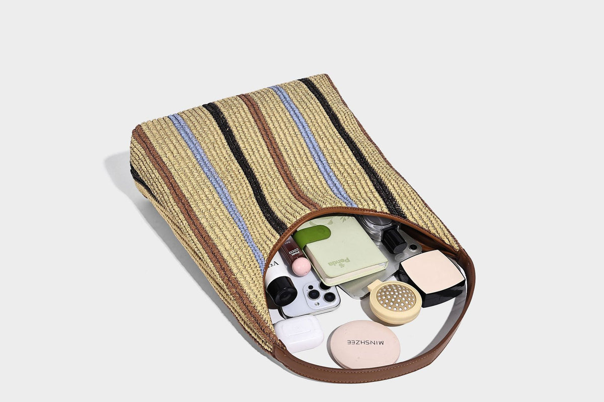 Weich fallender Hobo-Shopper aus gestreiftem Webmaterial in Camel mit mehrfarbigen Streifen und braunem Besatz in Lederoptik, mit abnehmbarem Reißverschluss abgebildet