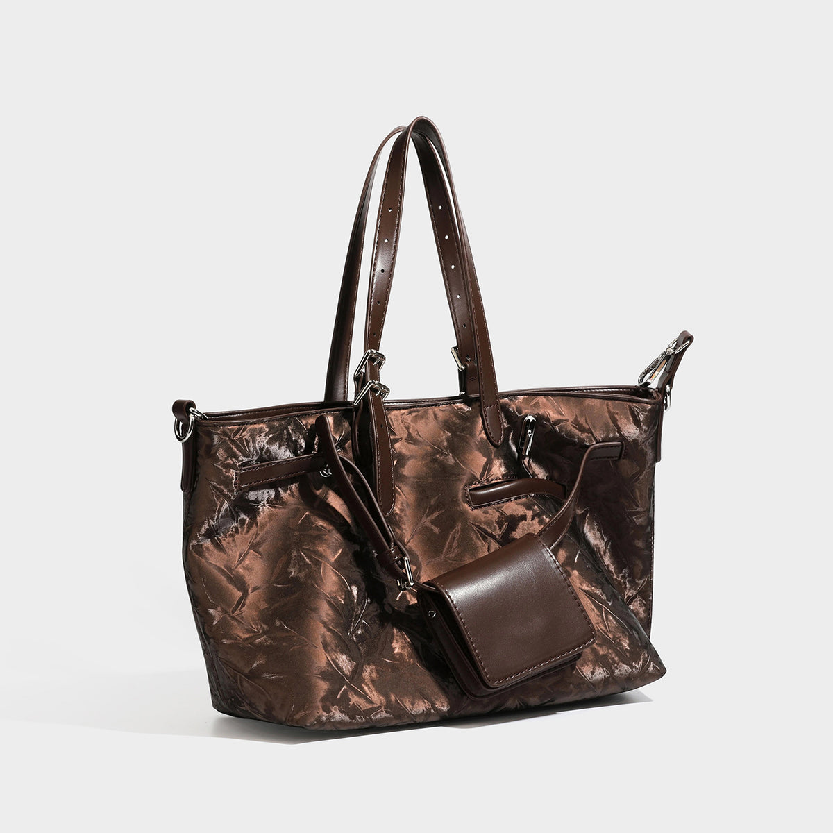 Glänzende, geknautschte Tote-Bag im Metallic-Look mit zwei Tragegriffen, abnehmbarem Schulterriemen und abnehmbarer kleiner brauner Reißverschlusstasche