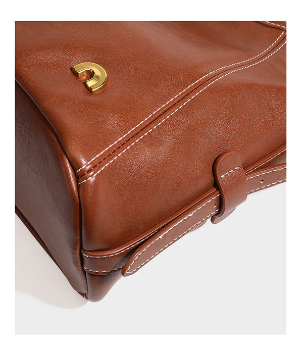 Lässige Hobo-Schultertasche mit glatter Oberfläche in Lederoptik, kontrastierenden Steppnähten, antikgoldfarbenen Metallelementen und, Detail