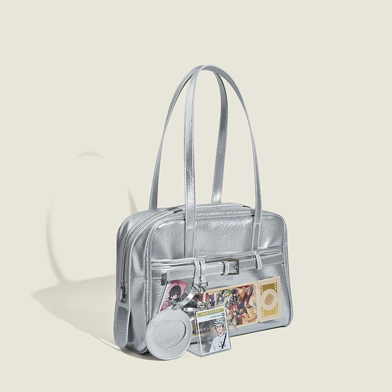 Strukturierte Boston-Schultertasche mit abgerundetem rechteckigem Korpus, zwei Tragegriffen und vorderer Reißverschlusstasche, Detailansicht 3