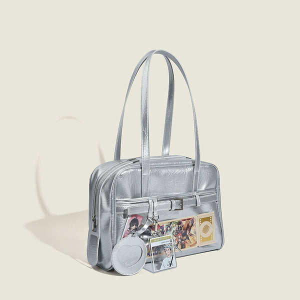 Strukturierte Boston-Schultertasche mit abgerundetem rechteckigem Korpus, zwei Tragegriffen und vorderer Reißverschlusstasche, Detailansicht 3