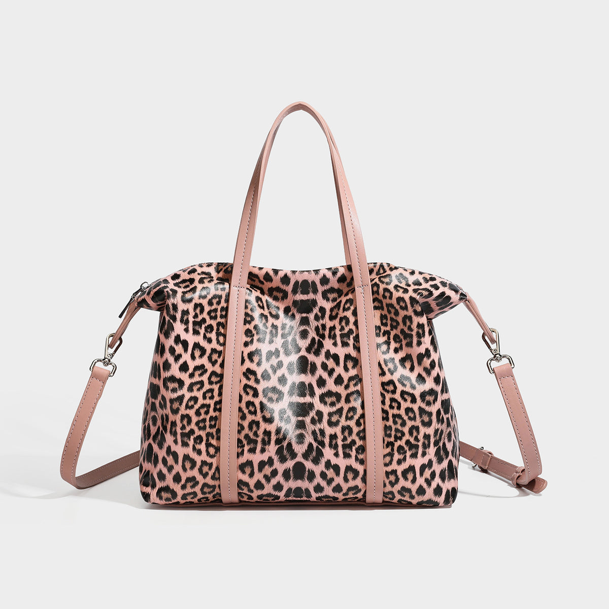 Glänzende Tote-Bag in Lederoptik mit Leopardenmuster, schwarzer Einfassung, Reißverschluss und zwei Schulterhenkeln, Detailansicht 3