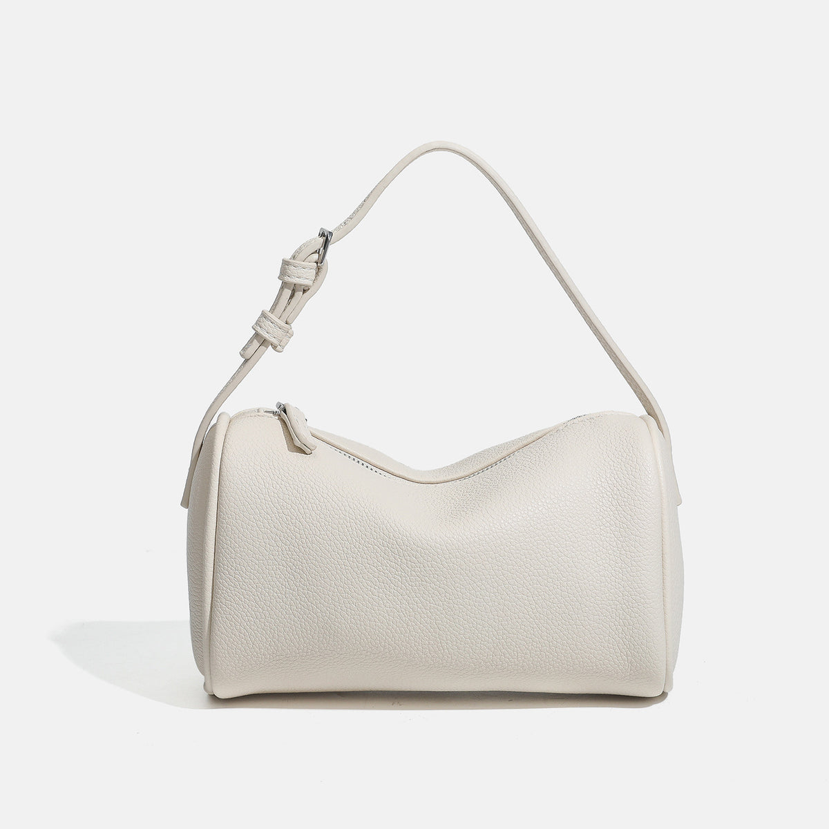 Kompakte Schultertasche in Lederoptik mit genarbter Struktur, Reißverschluss oben, geknotetem Tragegriff und verstellbarem Crossbody-Riemen, Detailansicht