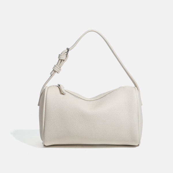 Kompakte Schultertasche in Lederoptik mit genarbter Struktur, Reißverschluss oben, geknotetem Tragegriff und verstellbarem Crossbody-Riemen, Detailansicht
