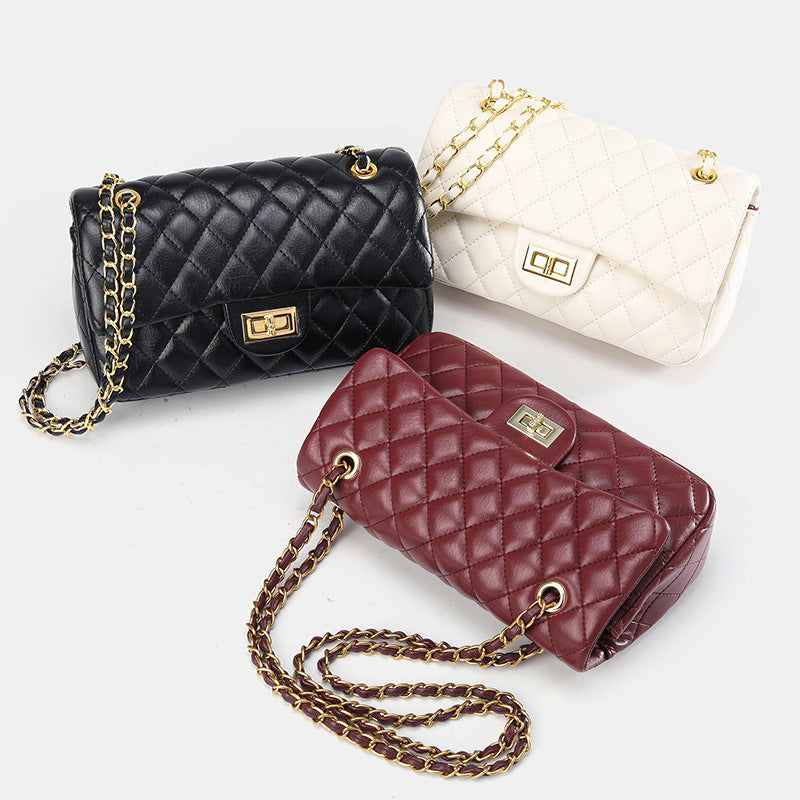 Gesteppte Crossbody-Tasche mit Rautensteppung, Überschlag, goldfarbenem Kettenriemen und Drehverschluss, Detailansicht 2