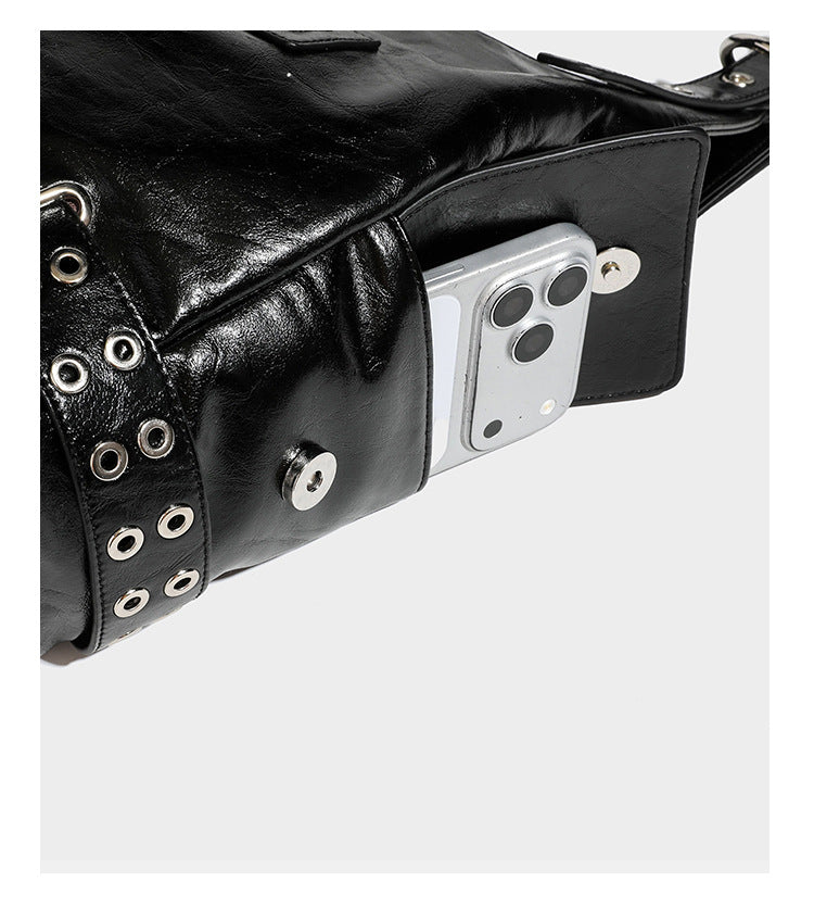 Große glänzende schwarze Hobo-Schultertasche mit silberfarbenem Ösen-Gürtelboden, Schnallenbeschlägen, vorderer Reißverschlusstasche und zwei …; Detailansicht