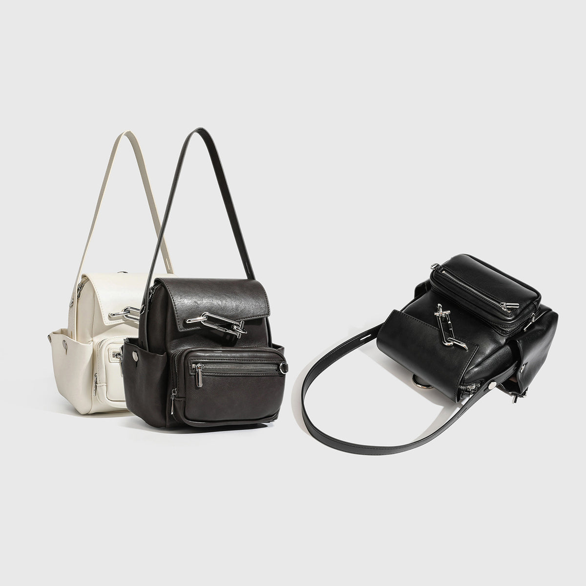 Kleiner strukturierter Rucksack aus Material in schwarzer Lederoptik mit Überschlag, Metallverschluss in Silberoptik, vorderem Reißverschlussfach und Ring