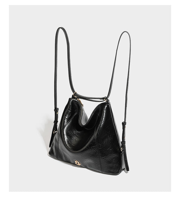 Große, lässig fallende Hobo-Schultertasche in glänzender, geknautschter Lederoptik mit goldfarbenen Beschlägen und langem, verstellbarem Riemen