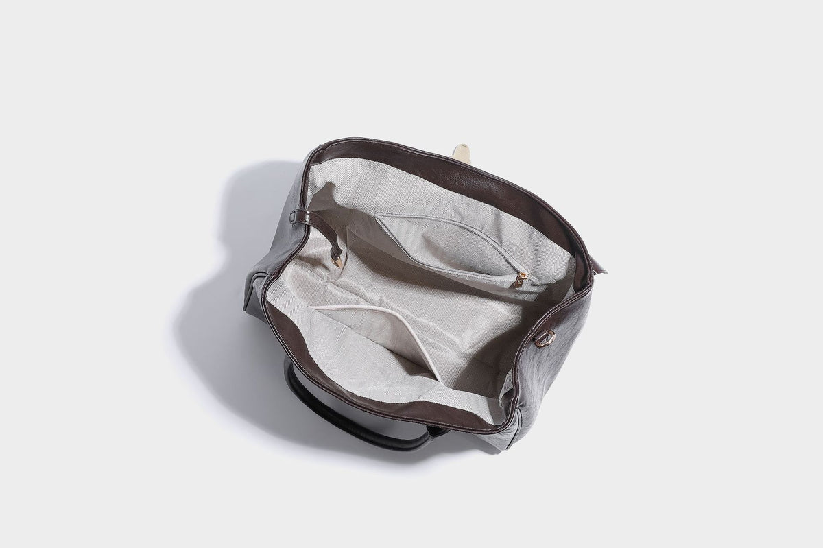 Strukturierte Henkeltasche in glänzender Lederoptik mit Überschlagverschluss, mittigem Riemen, goldfarbenem Drehverschluss und zwei Henkeln