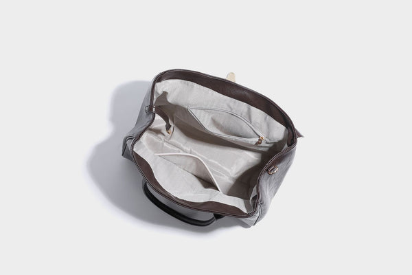 Strukturierte Henkeltasche in glänzender Lederoptik mit Überschlagverschluss, mittigem Riemen, goldfarbenem Drehverschluss und zwei Henkeln