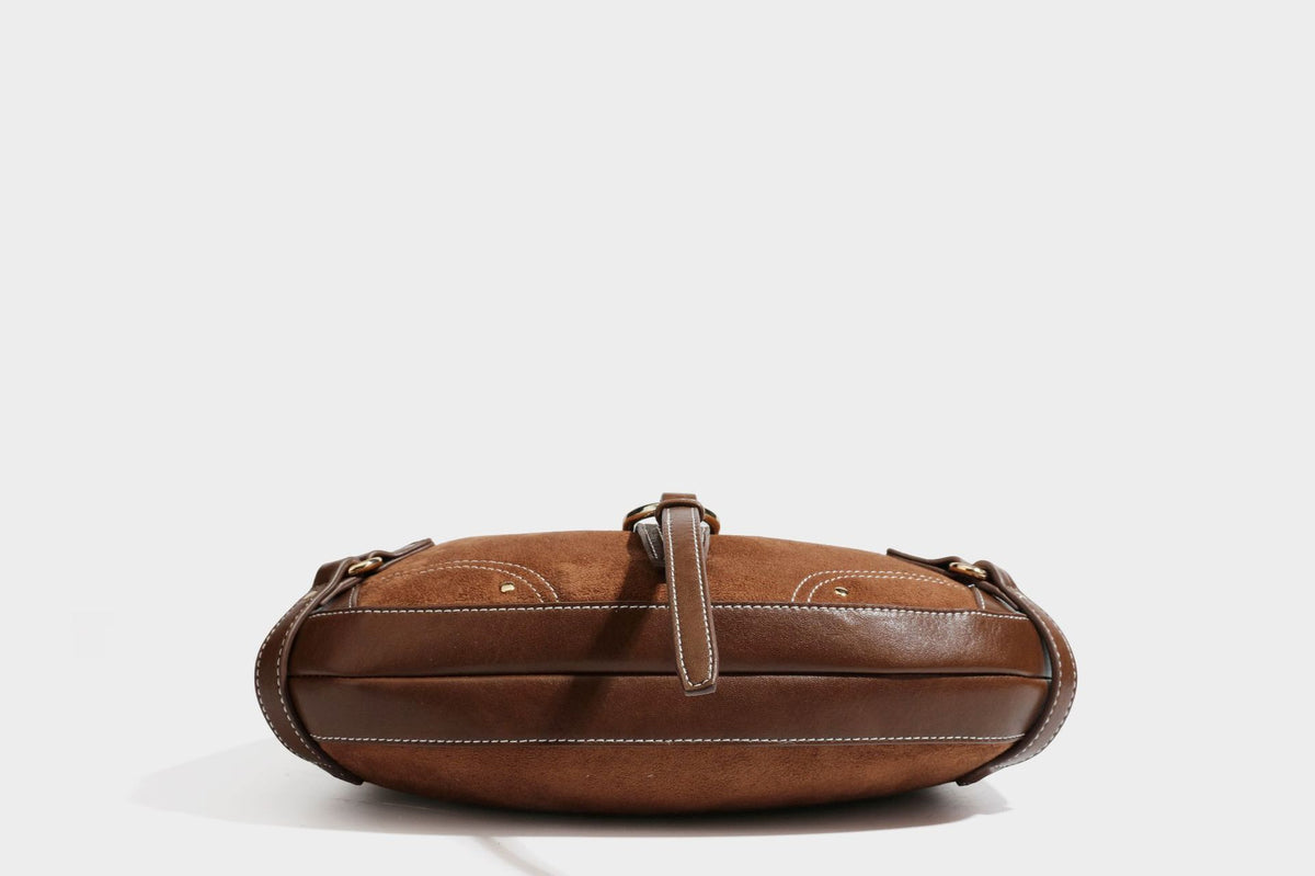 Halbmondförmige Schultertasche in camelbrauner Wildlederoptik mit weißen Kontrastnähten, goldfarbenen Beschlägen und