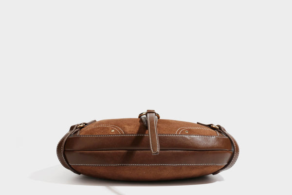 Halbmondförmige Schultertasche in camelbrauner Wildlederoptik mit weißen Kontrastnähten, goldfarbenen Beschlägen und