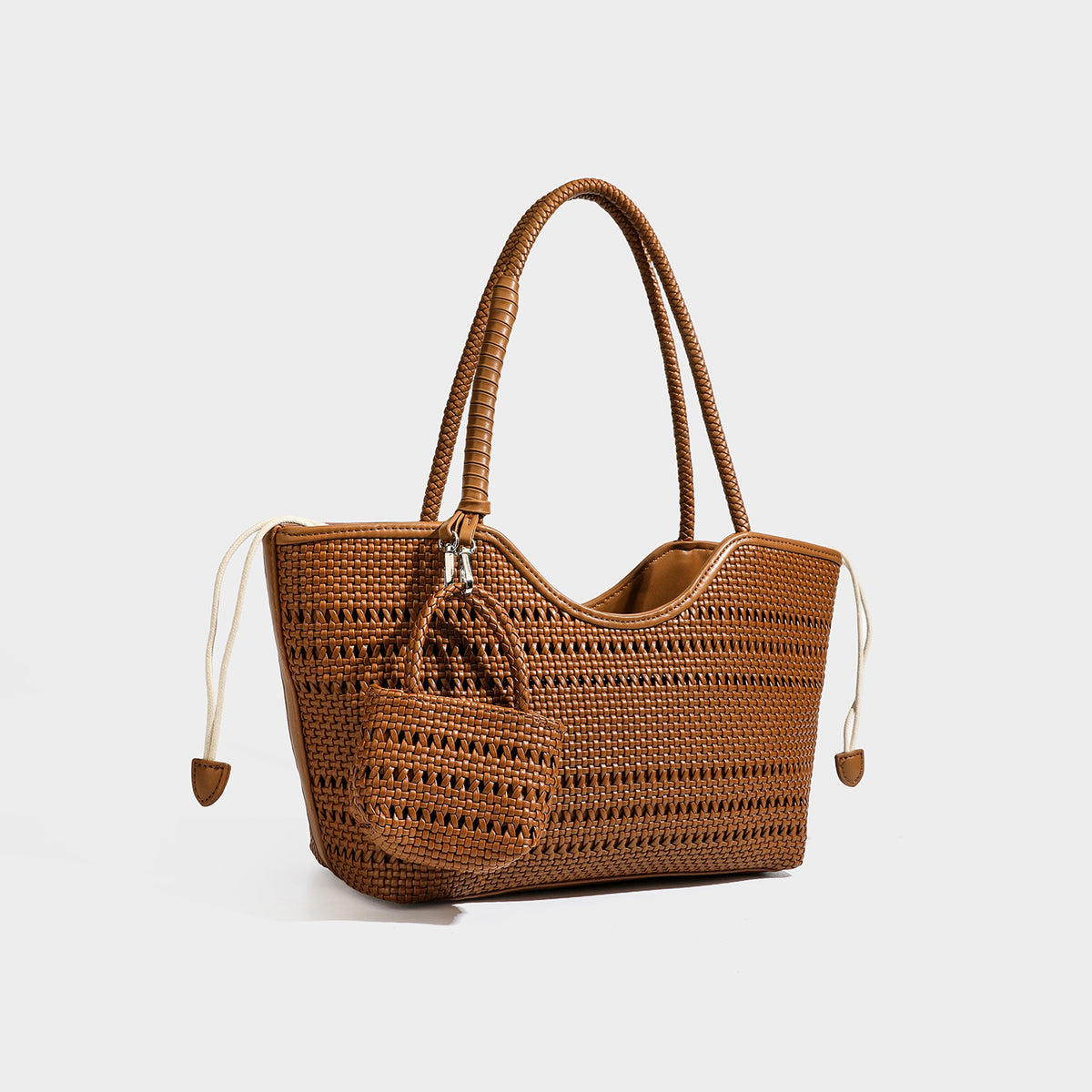 Formstabile Flecht-Tote-Bag in Dunkelbraun mit geflochtenen Henkeln, seitlichen Kordelzügen und befestigtem Mini-Etui aus Flechtmaterial mit