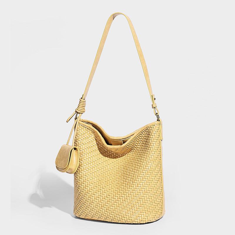 Lässige, geflochtene Bucket-Hobo-Schultertasche in Pink mit abnehmbarem Mini-Etui und goldfarbenen Metalldetails, Detailansicht 13