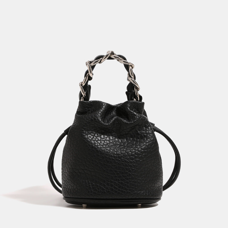 Kleine Beuteltasche mit Raffungen, Kordelzug, kurzem, grob geflochtenem Kettenhenkel und feingliedrigem Crossbody-Träger, Detailansicht 6