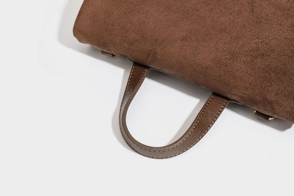 Formstabile Satchel-Tasche mit mattem Veloursleder-Finish, Überschlag, goldfarbenen Emblem-Beschlägen, kurzem Tragegriff und verstellbarem Crossbody-Riemen