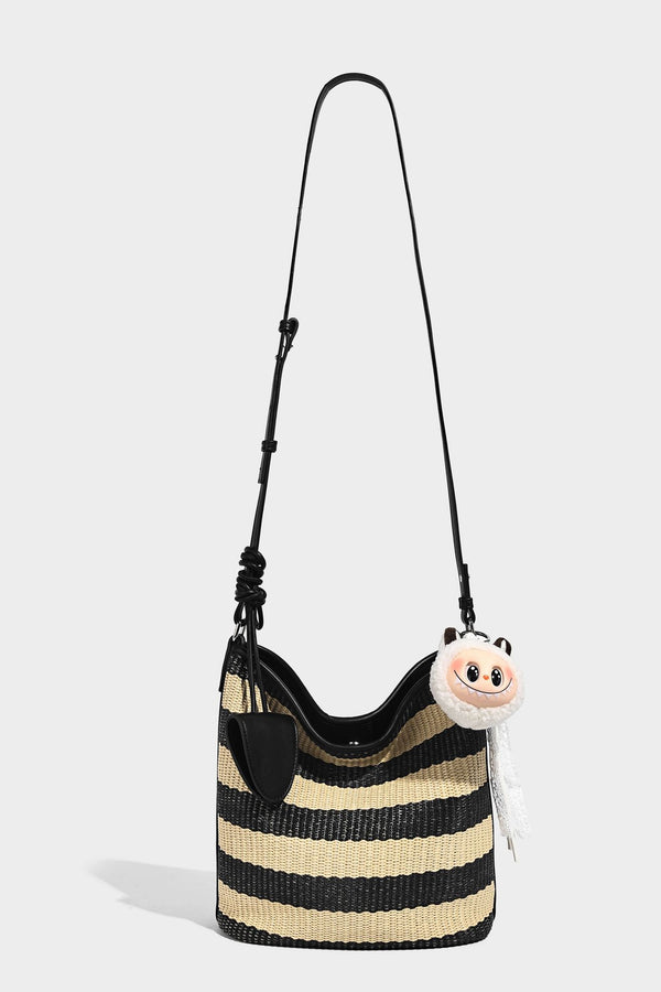 Gestreifte gewebte Bucket Bag in Schwarz und Beige mit schwarzem Besatz in Lederoptik, offener Oberseite und langem verstellbarem Schulterriemen, Detailansicht