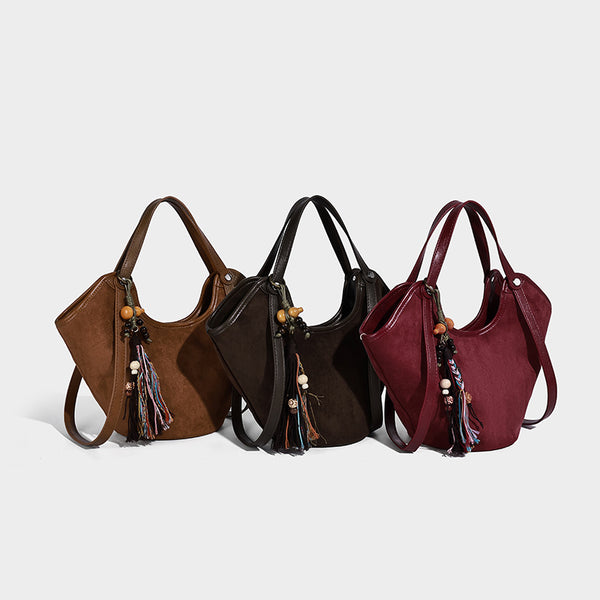 Dunkelbraune matte Hobo-Schultertasche in Velourslederoptik mit geschwungener, oben offener Silhouette, zwei Schulterriemen und abnehmbarem