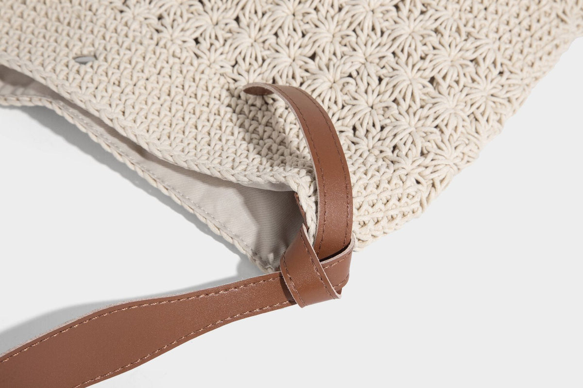 Lässige, gewebte Häkelschultertasche mit verstellbarem Schulterriemen in Cognac-Lederoptik und Druckknopfverschluss, Detailansicht 20