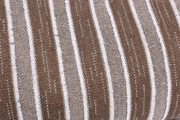 Lässig fallende, gestreifte gewebte Hobo-Bag mit kontrastierendem cremefarbenem Besatz, Reißverschluss oben und verstellbarem Riemen mit Schnalle in Silberoptik, Detailansicht