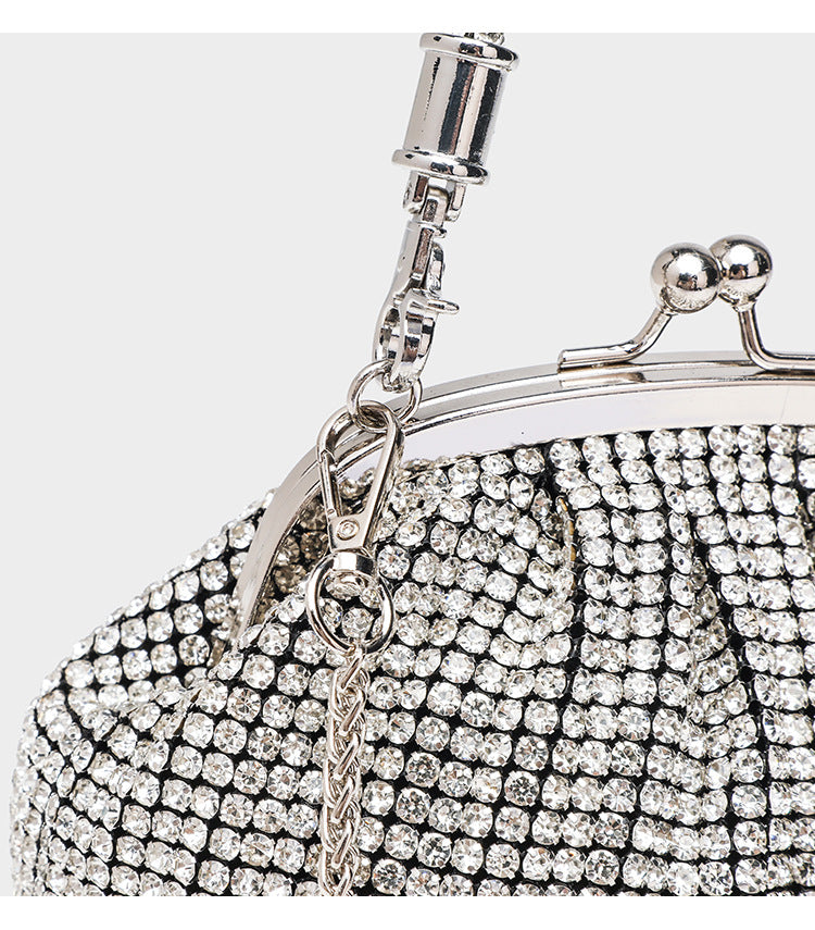 Kompakte Abendtasche mit durchgehendem Strassbesatz, silberfarbenem Metallrahmen, Strass-Tragegriff und abnehmbarer Kette