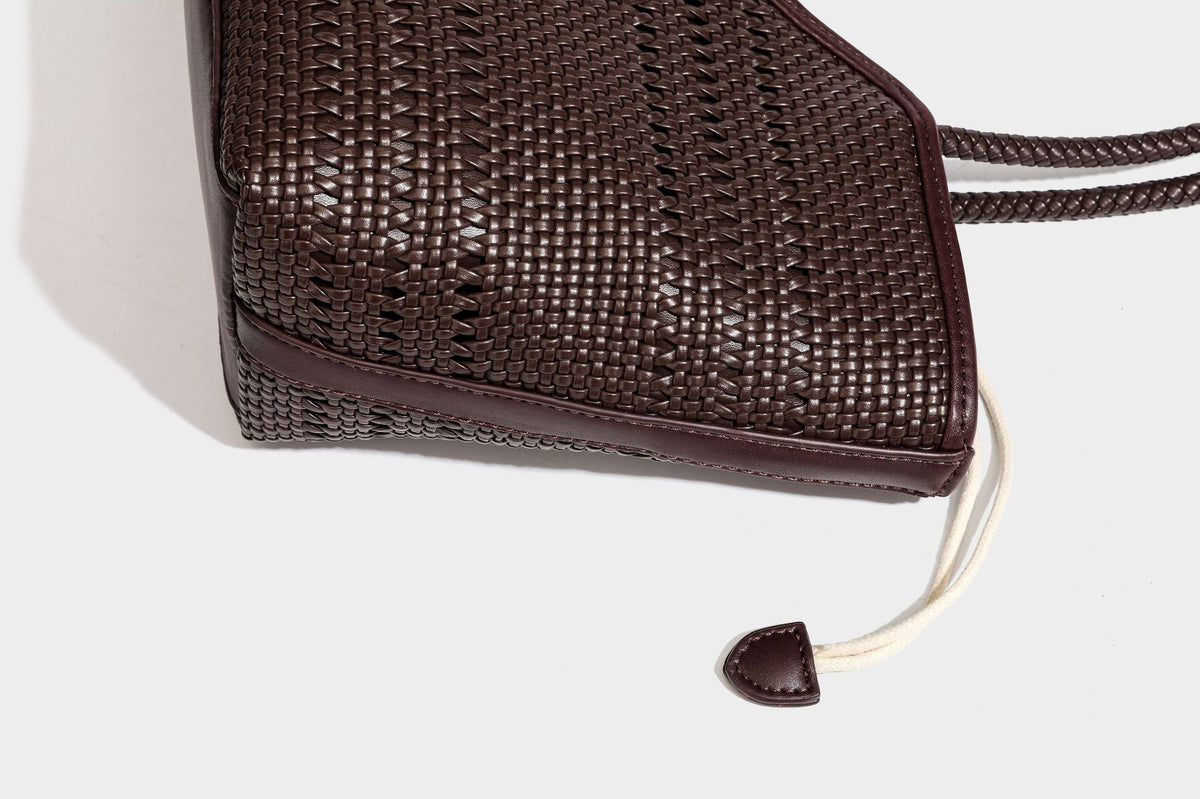 Tote-Bag aus strukturiertem Webmaterial in Dunkelbraun mit geflochtenen Henkeln, seitlichen Kordelzügen und einem befestigten Mini-Beutel aus Webmaterial mit