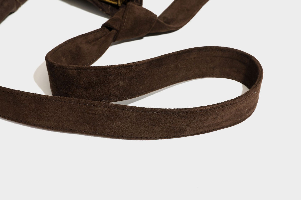 Lässige Hobo-Schultertasche in dunkelbrauner Velourslederoptik mit Ton-in-Ton-Blumenstickerei und langem, geknotetem Einzelriemen, Detailansicht
