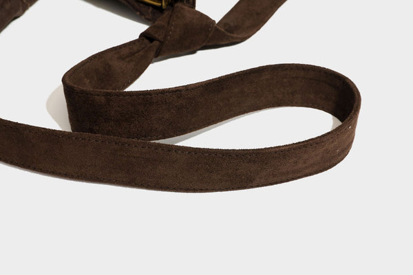 Lässige Hobo-Schultertasche in dunkelbrauner Velourslederoptik mit Ton-in-Ton-Blumenstickerei und langem, geknotetem Einzelriemen, Detailansicht