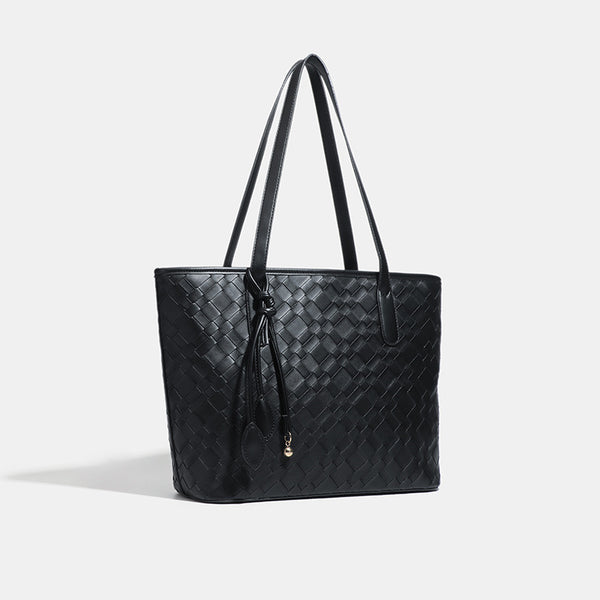 Strukturierte Tote-Bag mit geprägter Flechtoptik in Lederoptik, zwei Schulterriemen und Quastenanhänger, Detailansicht 2