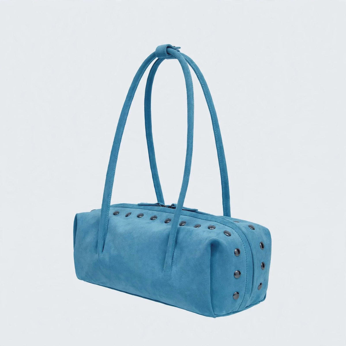 Rechteckige, tonnenförmige Schultertasche mit kuppelförmigen Nieten in Gunmetal-Optik entlang der oberen Naht, zwei flachen Riemen mit Knotendetail und mattem Finish, Vorderansicht