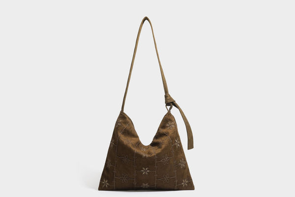 Lässige Hobo-Schultertasche in dunkelbrauner Velourslederoptik mit Ton-in-Ton-Blumenstickerei und langem, geknotetem Einzelriemen, Detailansicht