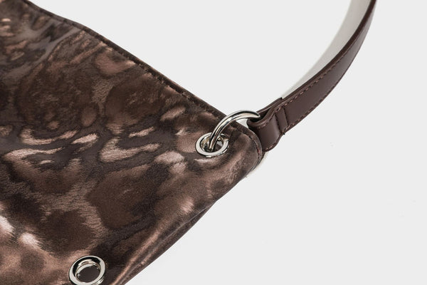 Locker fallende Hobo-Schultertasche mit Leopardenprint, glänzender Satinoptik, silberfarbenen Ringdetails und schmalem Schulterriemen