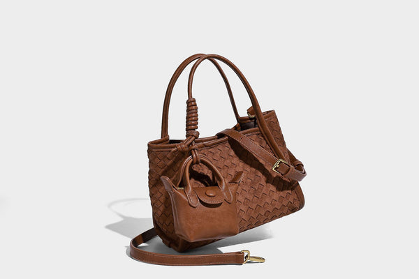 Strukturierte Tote-Bag mit gewebter Oberfläche, befestigtem Mini-Charm-Täschchen, geknoteten Tragegriffen und abnehmbarem Schulterriemen, Detailansicht