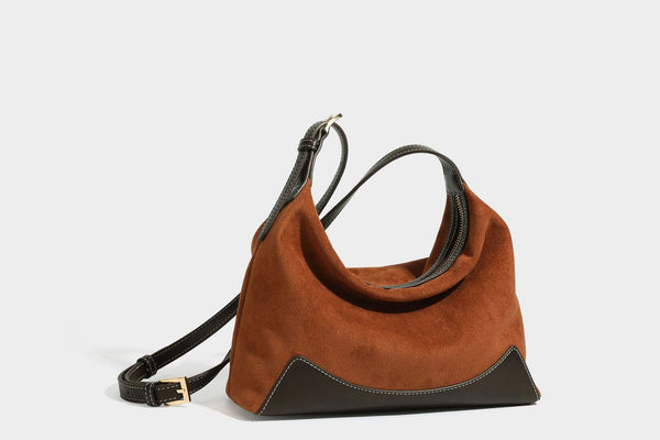 Lässig fallende Hobo-Schultertasche in warmem Braun mit dunkler Kontrastverzierung in Lederoptik, geschwungenem Reißverschluss und langem, detail