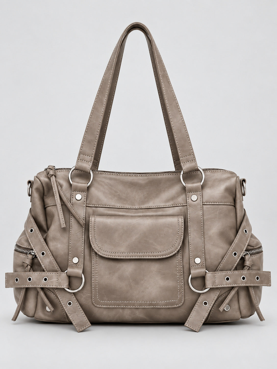 Große Schultertasche aus Used-Lederoptik mit silberfarbenen Nieten, Riemen mit Ösen, vorderer Überschlagtasche und zwei Henkeln oben