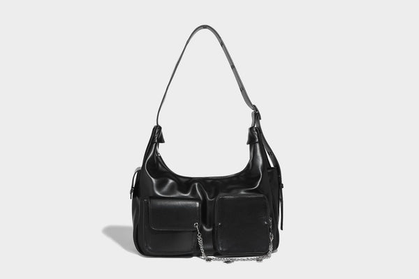 Lässig fallende Hobo-Schultertasche mit glänzender Lederoptik, vorderen Klappentaschen, Kettenapplikationen und silberfarbenen Nietbeschlägen