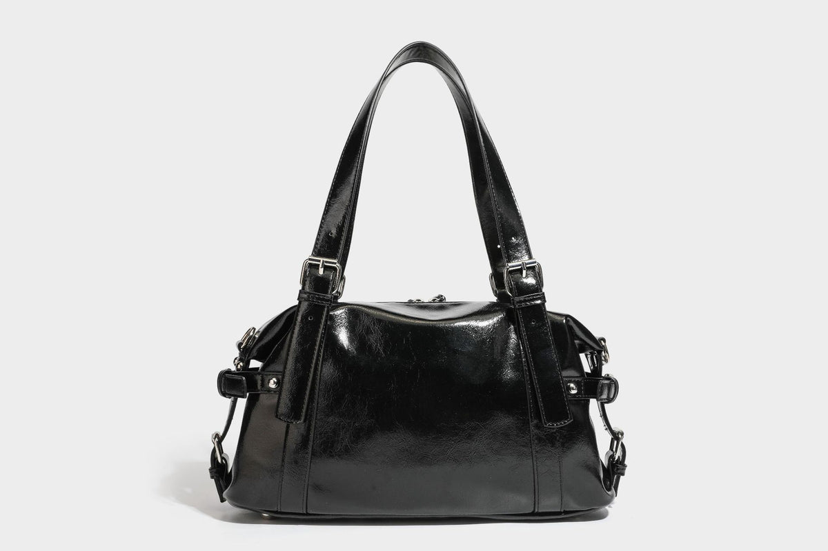 Strukturierte Schultertasche in glänzender Lederoptik mit abgerundetem Korpus, silberfarbenen Beschlägen, Reißverschlussfach auf der Vorderseite und Leopardenmuster