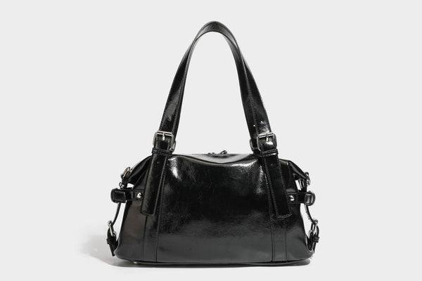 Strukturierte Schultertasche in glänzender Lederoptik mit abgerundetem Korpus, silberfarbenen Beschlägen, Reißverschlussfach auf der Vorderseite und Leopardenmuster