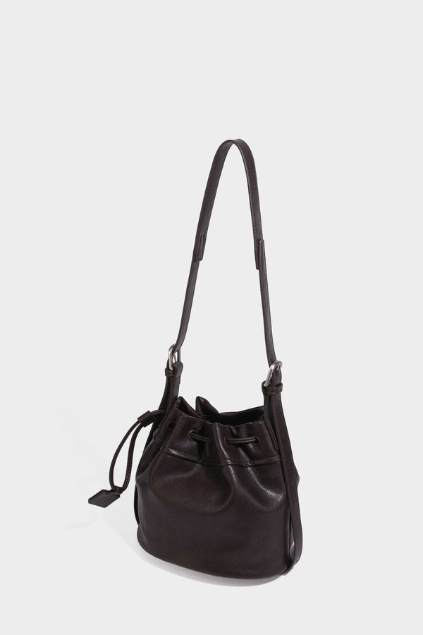 Kleine Beuteltasche aus genarbter Lederoptik mit Kordelzug, verstellbarem Crossbody-Riemen und silberfarbenen Beschlägen, Detailansicht 37