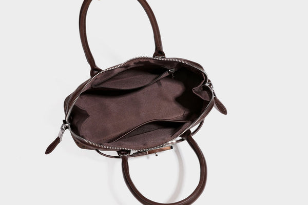 Strukturierte Henkeltasche mit tonal abgestimmtem Leopardenprint, Besatz in Lederoptik, gerollten Henkeln, vorderem Drehverschluss und