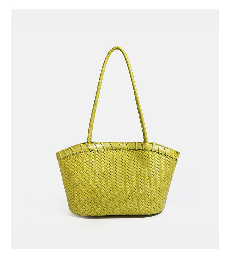 Chartreusegrüne Tote-Bag aus Korbgeflecht mit langen geflochtenen Schulterriemen, verstärktem Rand und passender Reißverschlusstasche, Detailansicht