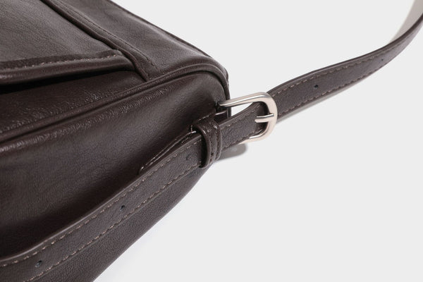 Formstabile rechteckige Schultertasche mit vorderem Überschlag in dunkler Espresso-Lederoptik, silberfarbenen Beschlägen und langem