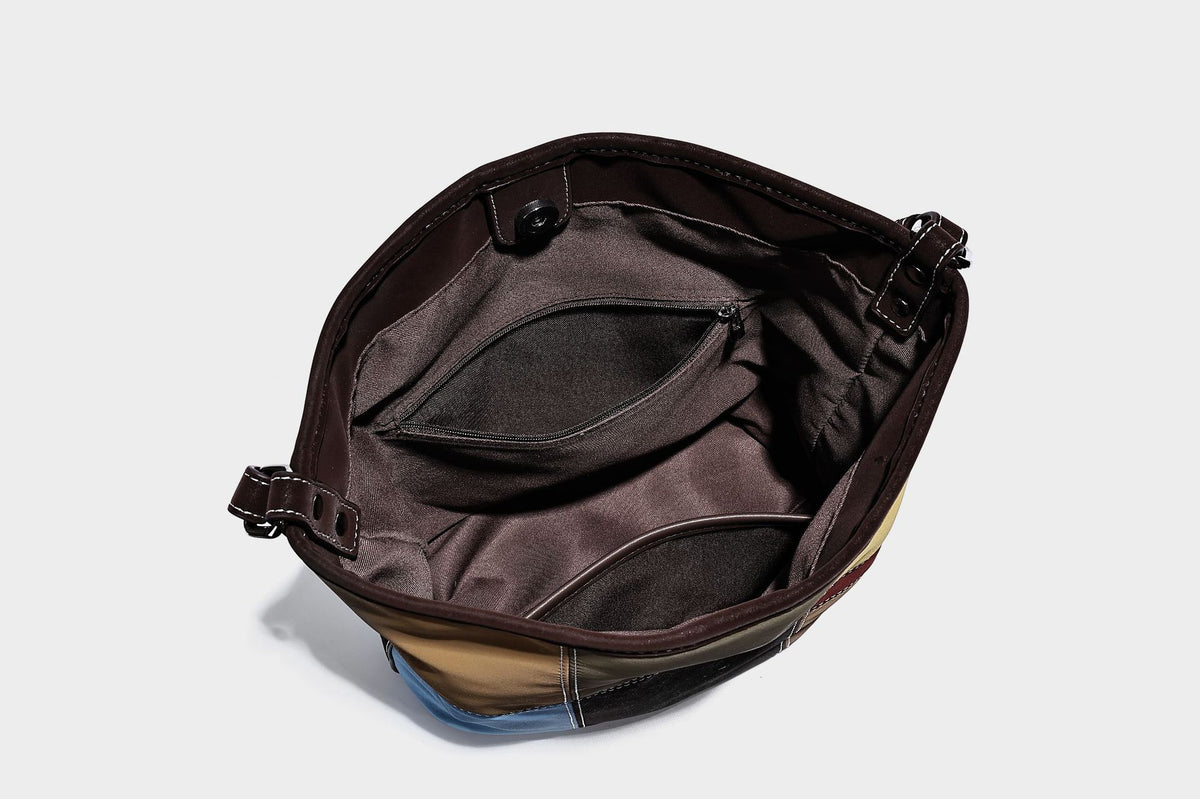 Weich fallende Patchwork-Bucket-Schultertasche mit Einsätzen in Dunkelbraun, Cognac, Senfgelb, Olivgrün, Rot und Hellblau sowie Kontrastnähten